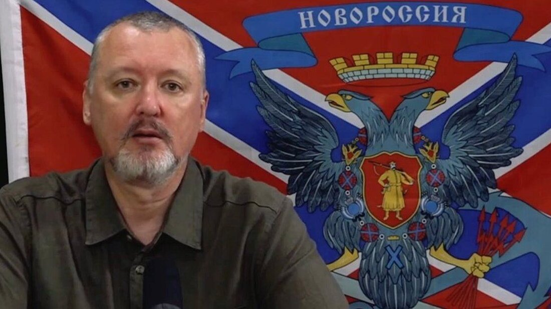 Die russischen Behörden haben den ausgesprochenen Kriegsbefürworter Igor Girkin, einen hartnäckigen nationalistischen Kritiker des schwächelnden russischen Militäreinsatzes in der Ukraine, auch bekannt als Strelkow, festgenommen. Seine Frau sagte, er sei am Freitagmorgen, als sie nicht zu Hause war, abgeführt und wegen Extremismus angeklagt worden. Strelkow, ein ehemaliger Geheimdienstoffizier, spielte eine Schlüsselrolle bei der Landnahme der Krim durch Russland im Jahr 2014. Anschließend führte er die russische Stellvertreterarmee im darauffolgenden Krieg in der Ostukraine an. Er war einer von drei Männern, die im vergangenen November in Abwesenheit von einem niederländischen Gericht wegen Mordes verurteilt wurden, wegen seiner Beteiligung an einem Raketenangriff …