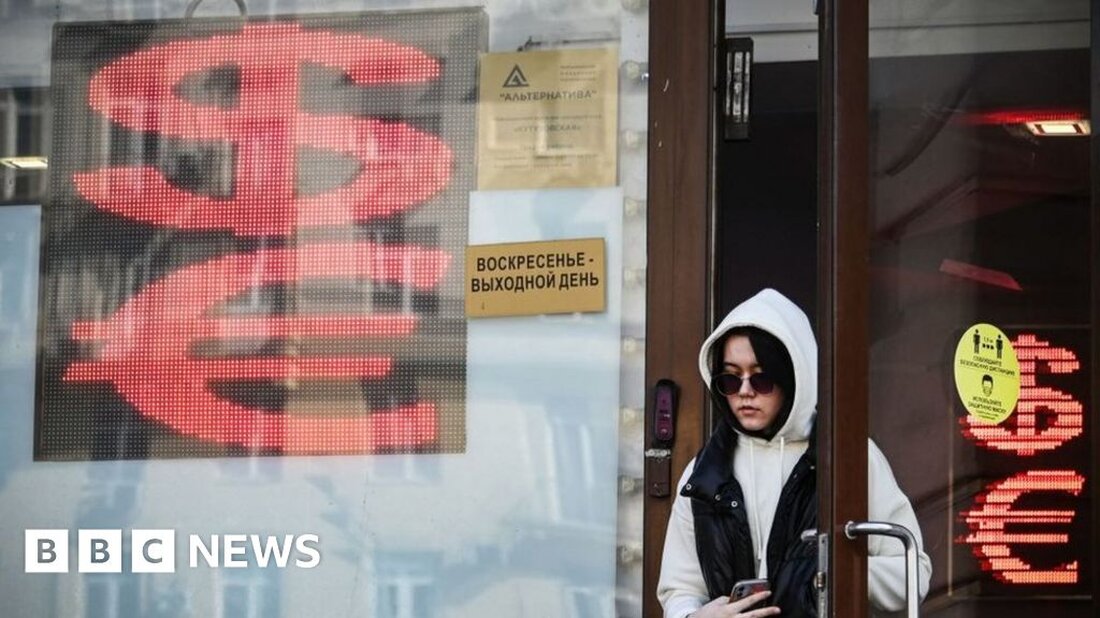 Der russische Rubel ist auf den niedrigsten Wert seit einem Jahr gefallen, seit kurz darauf Russland in die Ukraine einmarschierte. Die Währung rutschte am Freitagmorgen an der Moskauer Börse (MOEX) gegenüber dem US-Dollar auf 82 Rubel ab. Russland ist seit Beginn einer Offensive in der Ukraine im Februar 2022 von massiven Wirtschaftssanktionen betroffen. Anfang dieses Jahres sagte Russland, dass seine Wirtschaft im Jahr 2022 um 2,1 % geschrumpft sei, weit weniger als der vorhergesagte Rückgang von 15 %. Auch der Rubel rutschte am Freitagmorgen gegenüber dem Euro um 2 % auf 90,06 ab. Händler sagten, der Rückgang sei mit mehreren …