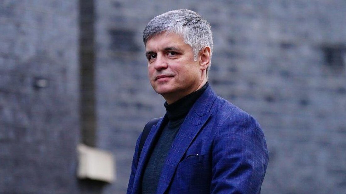 Der ukrainische Präsident Wolodymyr Selenskyj hat den Botschafter seines Landes in Großbritannien entlassen. Vadym Prystaiko hatte kürzlich die Reaktion des Präsidenten auf einen Streit um Dankbarkeit für britische Militärhilfe kritisiert. Er hatte das Versprechen von Herrn Selenskyj, dem britischen Verteidigungsminister jeden Morgen zu danken, als „ungesunden Sarkasmus“ bezeichnet. Kiew nannte keinen offiziellen Grund für die Entlassung, bestätigte jedoch, dass Herr Prystaiko nicht länger Botschafter sei. Anfang des Monats sagte Ben Wallace, er habe die Ukraine gewarnt, dass ihre Verbündeten „nicht Amazon“ seien, und sagte, Kiew müsse für die erhaltenen Waffen dankbar sein, um westliche Politiker davon zu überzeugen, mehr zu …