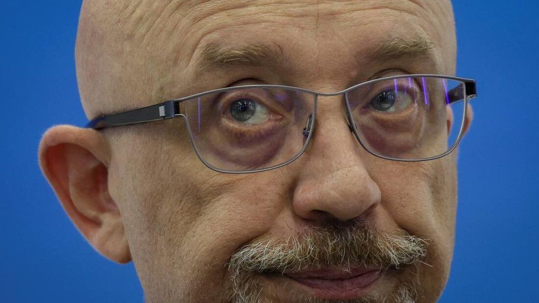 Der ukrainische Verteidigungsminister Oleksii Reznikov wurde seines Amtes enthoben, teilte der ukrainische Staatschef Wolodymyr Selenskyj mit. Herr Reznikov hatte das Ministerium bereits vor Beginn der umfassenden russischen Invasion im Februar 2022 geleitet. In seiner abendlichen Ansprache sagte Präsident Selenskyj, es sei Zeit für „neue Ansätze“ im Verteidigungsministerium. Rustem Umerov, der den Staatseigentumsfonds der Ukraine leitet, wurde von Herrn Selenskyj zum Nachfolger von Herrn Reznikov ernannt. „Ich glaube, dass das Ministerium neue Ansätze und andere Formate der Interaktion sowohl mit dem Militär als auch mit der Gesellschaft insgesamt braucht“, sagte der ukrainische Präsident in seiner abendlichen Ansprache aus der Hauptstadt Kiew. …