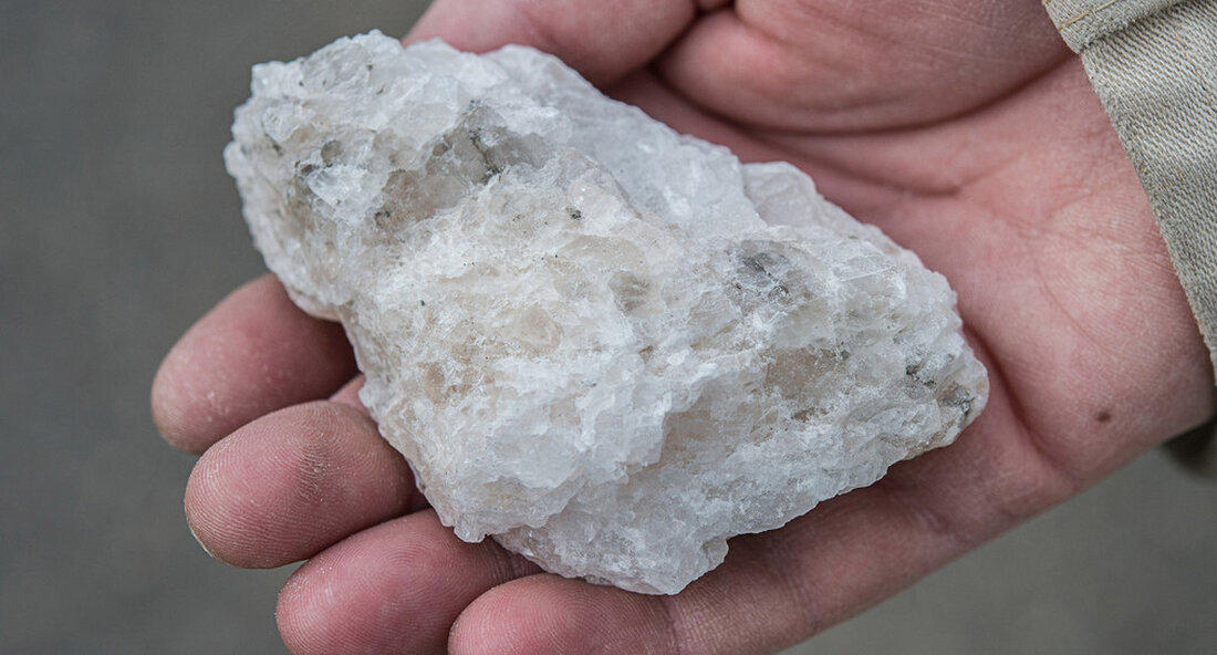 Baden-Württemberg ist reich an mineralischen Rohstoffen. Als wichtige Informationsquelle für Wirtschaft, Behörden und Politik trägt der vierte Ressourcenbericht des Landes dazu bei, die öffentliche Diskussion über die Rohstoffgewinnung zu objektivieren. Kies und Sand, Naturstein, Naturstein, Zementrohstoffe, Gips, Anhydrit und Steinsalze. Baden-Württemberg ist eine Fundgrube für die heimische Bauindustrie. Reich an lokalen mineralischen Rohstoffen. „Derzeit werden jedes Jahr fast 500 Förderstellen mit fast 100 Millionen Tonnen Mineralrohstoffen abgebaut“, sagte der Umweltminister Franz Untersteller zu veröffentlichen vierter Rohstoffbericht für Baden-Württemberg. Die Rohstoffindustrie in Baden-Württemberg leistet damit einen wesentlichen Beitrag zur regionalen Wertschöpfung und zum Erhalt von Arbeitsplätzen. Schätzungen des zukünftigen Rohstoffbedarfs Das …