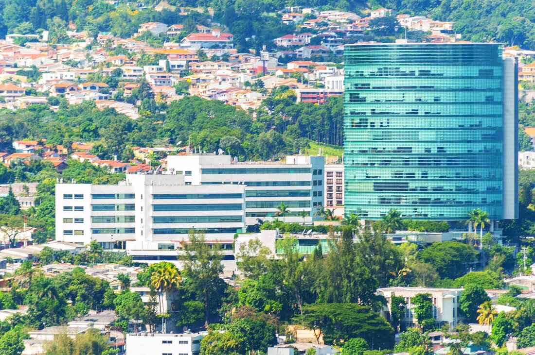 OCEAN Mining hat die Einrichtung eines globalen Hubs in El Salvador angekündigt. Der Bitcoin-Mining-Pool wird von Jack Dorsey unterstützt. OCEAN Mining, ein Bitcoin-Mining-Pool, der von Jack Dorsey, dem Gründer des Zahlungsunternehmens Block (ehemals Square), unterstützt wird, hat seinen Hauptsitz in El Salvador. OCEAN eröffnet internationales Drehkreuz in El Salvador In einem Pressemitteilung In einer am 29. Mai veröffentlichten Mitteilung gab OCEAN bekannt, dass sein neuer globaler Hub in San Salvador, der Hauptstadt El Salvadors, angesiedelt sein werde. Der Bitcoin-Mining-Pool wird diesen Hub nutzen, um seine globale Präsenz auszubauen und die Dezentralisierung im BTC-Mining voranzutreiben. OCEAN-Präsident Mark Artymko kommentierte die Entwicklung: …