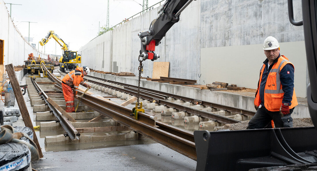 Für die geplanten Sperrungen auf einzelnen Bahnstrecken rund um Stuttgart wegen Kabelarbeiten für den digitalen Schienenknoten will die Deutsche Bahn die Fahrgäste entschädigen. Das ist aus Sicht von Verkehrsminister Winfried Hermann auch geboten. Landesverkehrsminister Winfried Hermann hat die Ankündigung der Deutschen Bahn (DB) begrüßt, die Fahrgäste für die geplanten Sperrungen einzelner Strecken rund um die Landeshauptstadt wegen Kabelarbeiten für den Digitalen Schienenknoten Stuttgart zu entschädigen. „Das ist geboten, zumal zehntausende Fahrgäste im Bahnverkehr über mehrere Wochen unter den Folgen der Sperrungen zu leiden haben. Wir erwarten zudem von der DB, dass sie alles unternimmt, um möglichst gut funktionierende Ersatzverkehre zu …