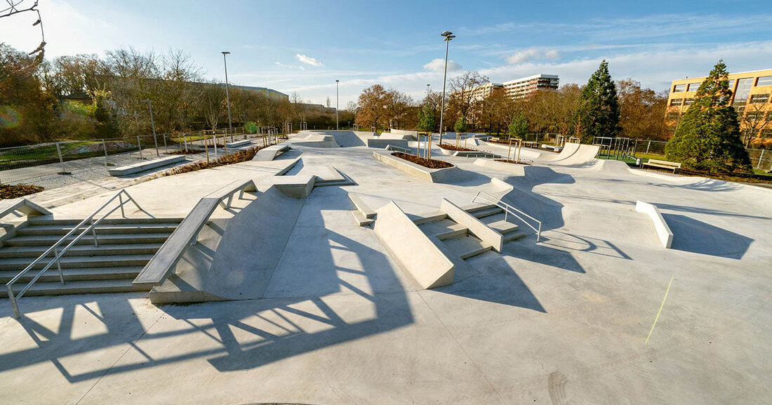 Deutsche Skateboard-Meisterschaft am Wochenende Der im Dezember eröffnete und im Frühjahr offiziell eingeweihte Skatepark am Heizhaus in Leipzig-Grünau ist am Wochenende vom 16. bis 18. September 2022 Gastgeber der 25. Deutschen Skateboard-Meisterschaft. © Steffen Junghans Leipzig Sportbürgermeister Heiko Rosenthal: „In dieser jungen, olympischen Sportart sehen wir in den nächsten Jahren ein großes und dynamisches Entwicklungspotenzial. Dass im neuen Skatepark, im Jahr der Einweihung, mit den nationalen Skateboard-Meisterschaften direkt ein so hochklassiges Event ausgetragen wird, ist für alle, die an der Planung und am Bau beteiligt waren, zusätzlich zur Freude der vielen Nutzerinnen und Nutzer, das beste Dankeschön, dass wir uns &hellip;