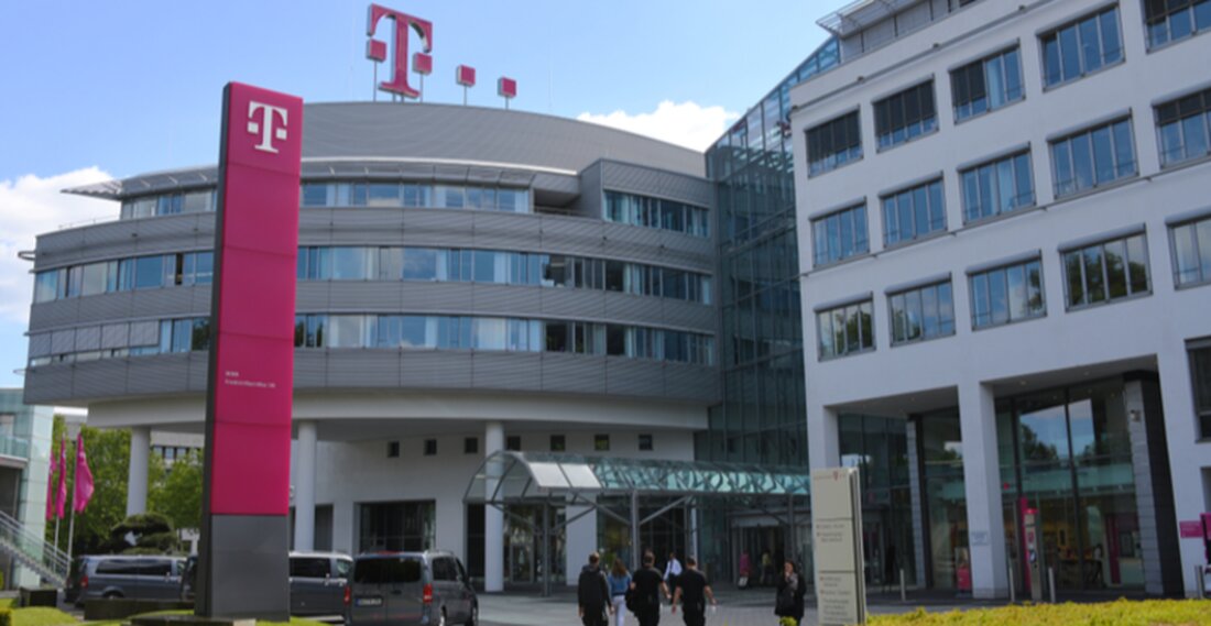 Die Deutsche Telekom hat bereits im März ihren CELO-Kauf bekannt gegeben, als sie als erstes Telekommunikationsunternehmen der Celo Alliance for Prosperity beigetreten ist Das deutsche Telekommunikationsunternehmen Deutsche Telekom gab kürzlich bekannt, dass es ausgewählt Kryptowährungsspeicherlösung Coinbase Custody als Verwahrer seiner CELO-Token. Die Deutsche Telekom wurde Berichten zufolge durch ihre starken Sicherheitsmaßnahmen von Coinbase Custody angezogen. Die Depotbank bietet getrennte Kühllager, Versicherungen und unterzieht sich regelmäßigen Sicherheits- und Finanzprüfungen durch externe Unternehmen. Ende Juni Coinbase Deutschland wurden das erste Unternehmen, das von der Bundesanstalt für Finanzdienstleistungsaufsicht (BaFin) im Rahmen des neuen Zulassungsregimes eine Erlaubnis zur Verwahrung und zum Handel mit Kryptowährungen …
