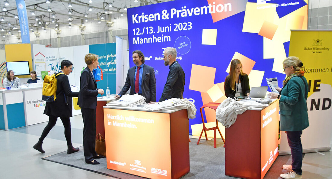 Der weltgrößte Fachkongress rund um das Thema Prävention findet nächstes Jahr in Mannheim statt. Interessierte, die dort ein Präventionsprojekt vorstellen möchten, können sich noch bis einschließlich Freitag, 7. November 2022, bewerben. „Baden-Württemberg ist seit Jahren eines der sichersten Länder. Das ist mit ein Verdienst unserer Sicherheitsbehörden, die tagtäglich und unermüdlich für unsere Sicherheit arbeiten. Darauf ausruhen dürfen wir uns freilich nicht. In den vergangenen Jahren ist das Kriminalitätsgeschehen immer komplexer geworden. Die zunehmende Digitalisierung, aber auch die Auswirkungen internationaler Krisen bergen Herausforderungen und führen zum Entstehen von neuen Kriminalitätsphänomenen, für die unsere Sicherheitsbehörden immer wieder neue Lösungsansätze entwickeln müssen. Der …