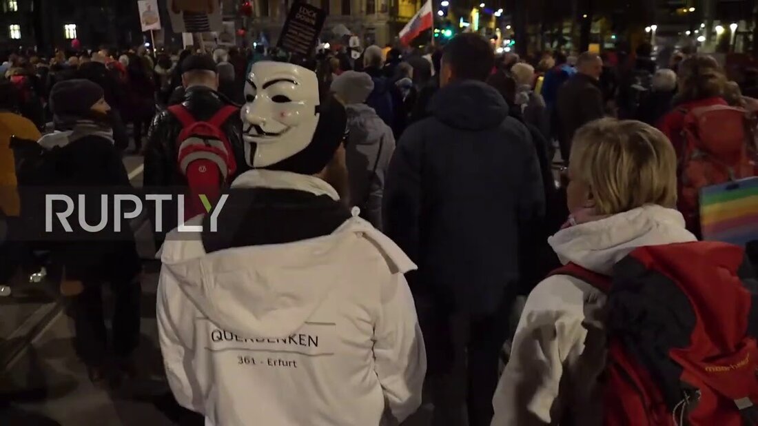Abonniere unseren Kanal! rupt.ly/subscribe Am Samstagabend kam es in Leipzig zu sporadischen Schlägereien, als die Polizei versuchte, Tausende von Coronavirus-Leugnern zu zerstreuen, die durch die Stadt marschierten. Mitglieder der ‚Lateral Thinkers‘-Gruppe und andere Coronavirus-Skeptiker wurden gesehen, wie sie Flaschen und andere Projektile auf die Polizei warfen. Während der Zusammenstöße in der Nähe des Hauptbahnhofs wurden mehrere Randalierer festgenommen, während mehrere Beamte als verletzt gemeldet wurden. Schätzungsweise 20.000 Menschen nahmen an der von der Gruppe Quermachen geplanten Demonstration teil, um gegen die neue Sperrung zu demonstrieren. Demonstranten hielten Schilder mit deutschen Politikern, darunter Bundeskanzlerin Angela Merkel, in Gefangenenkleidung mit den Worten …