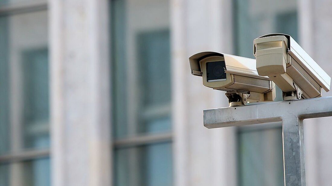 Einem hochrangigen deutschen Geheimdienstoffizier wurde Hochverrat vorgeworfen, weil er angeblich Staatsgeheimnisse an Russland weitergegeben hatte. Laut deutschen Berichten geht die Staatsanwaltschaft davon aus, dass Carsten L. Informationen über den Krieg in der Ukraine und die Wagner-Söldnergruppe weitergegeben und rund 400.000 Euro (340.000 Pfund) erhalten hat. Gegen einen weiteren Deutschen, der verdächtigt wird, als Kurier tätig gewesen zu sein, wurde ebenfalls Anklage erhoben. Beiden Männern drohen lebenslange Haftstrafen. Der Mitarbeiter des deutschen Auslandsgeheimdienstes (BND), der aufgrund der deutschen Datenschutzbestimmungen nur als Carsten L. bekannt ist, leitete eine Abteilung, die die Telefon- und Internetkommunikation im Ausland überwachte. Wie die Süddeutsche Zeitung sowie …