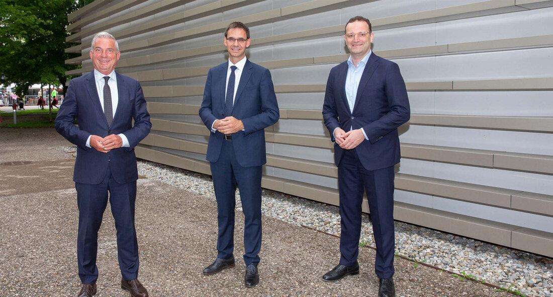 Mit Blick auf die bevorstehenden Sommerferien war der grenzüberschreitende Tourismus in der Region Vorarlberg und Baden-Württemberg eines der Themen beim Treffen von Landeshauptmann Markus Wallner, Bundesgesundheitsminister Jens Spahn und Vize-Ministerpräsident Thomas Strobl. Vorarlberg Landeshauptmann Markus Wallner, Bundesgesundheitsminister Jens Spahn und der stellvertretende Ministerpräsident Thomas Strobl traf sich am Mittwoch, 28. Juli 2021 zu einem konstruktiven Austausch in Bregenz. Dabei ging es unter anderem um die grenzüberschreitende Zusammenarbeit, aber auch um die aktuelle Situation der Corona-Pandemie und die damit verbundenen Herausforderungen durch den vermehrten Reiseverkehr. Vorarlberg bei deutschen Urlaubern beliebt das Bodenseeregion ist einer der leistungsfähigsten und dynamischsten Wirtschafts- und Lebensräume …
