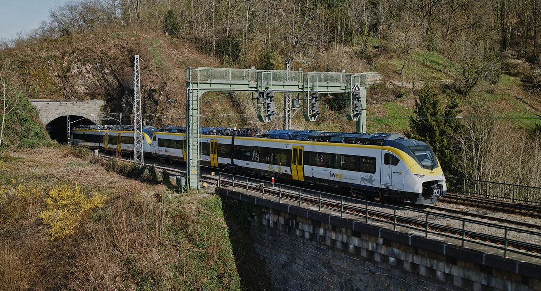 Die deutschlandweit ersten Batteriehybridzüge Mireo Plus B von Siemens Mobility sind ein Meilenstein für den regionalen Zugverkehr in der Ortenau. Diese umweltfreundlichen Züge wurden am 8. April 2024 offiziell in Betrieb genommen und bieten eine klimaschonende Alternative zu den bisherigen dieselbetriebenen Zügen. Die Einführung dieser innovativen Technologie verspricht nicht nur eine verbesserte Umweltbilanz, sondern auch einen gesteigerten Komfort für die Fahrgäste. Die Batteriehybridzüge Mireo Plus B können sowohl auf Strecken mit Oberleitung als auch ohne Oberleitung betrieben werden und haben eine Reichweite von bis zu 120 Kilometern im Batteriebetrieb. Durch den Einsatz dieser Züge wird der Verbrauch von rund 1,8 …