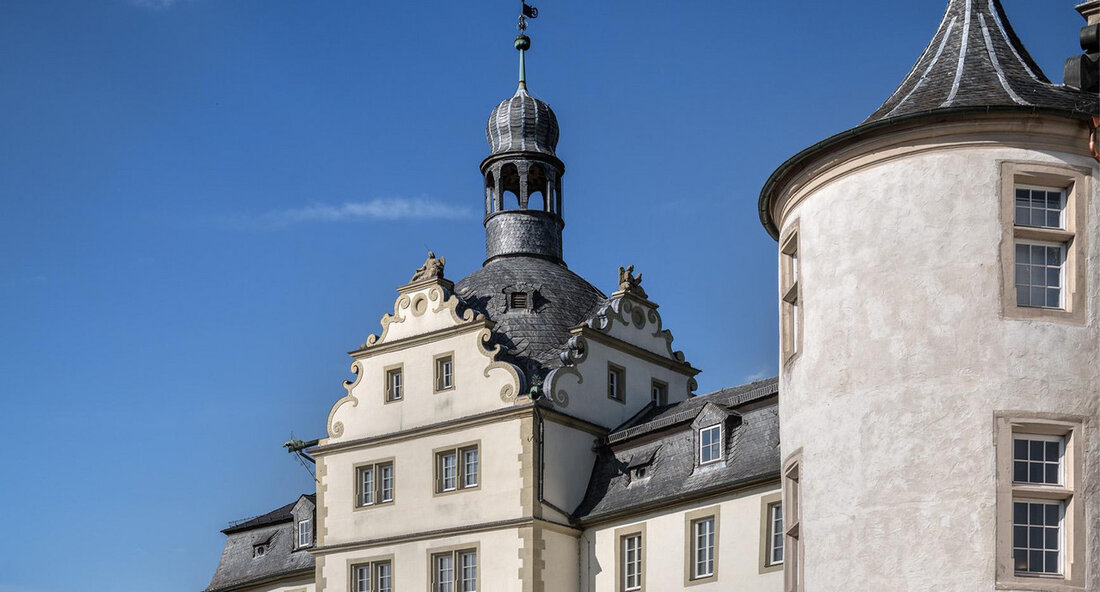 Das Deutschordensmuseum im Residenzschloss Mergentheim wird im Sommer vollständig Teil der Staatlichen Schlösser und Gärten Baden-Württemberg. Die gemeinnützige Deutschordensmuseum Bad Mergentheim GmbH wird aufgelöst und vollständig in die Staatlichen Schlösser und Gärten Baden-Württemberg (SSG) übergehen. Darauf haben sich die vier Gesellschafter Land, Kreis, Stadt und Verein geeinigt. Ziel ist es, das Bad Mergentheimer Deutschordens-Residenzschloss mit dem Museum als Herzstück langfristig stark aufzustellen. Die Anbindung des Schlosses an die Staatlichen Schlösser und Gärten war bereits seit 2020 schrittweise vollzogen worden. Seitdem wird die einstige Deutschordens-Residenz der Kurstadt im Landes-Ensemble bedeutender Monumente mitvermarktet und die Geschäftsführung der Museums-GmbH lag zuletzt bereits bei …