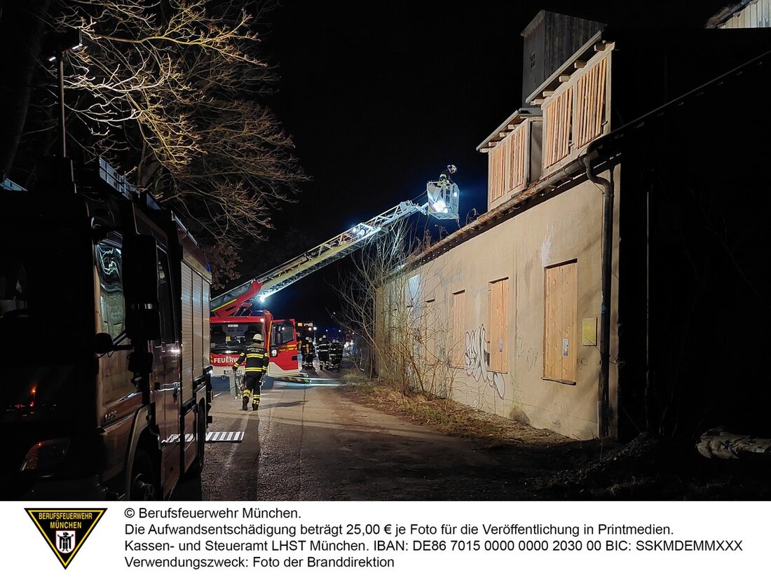 Am 9. Februar 2025 alarmierten Spaziergänger die Feuerwehr München wegen eines Brandes im denkmalgeschützten Kieswerk in Perlach.