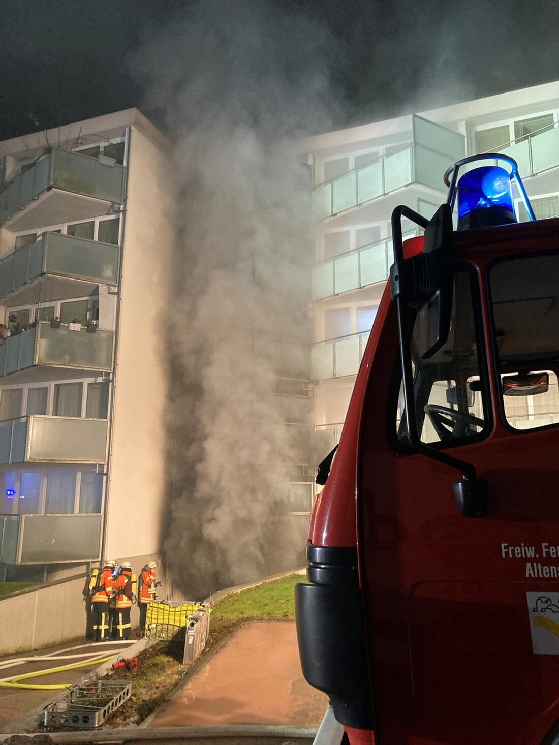 Ein Tiefgaragenbrand in Altensteig-Wart führte zur Evakuierung von über 70 Personen. Rettungskräfte aus der Region im Einsatz.