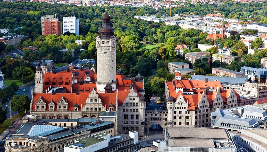 Sachsen ist seit den Herbstferien Deutschlands Corona-Hotspot. In keinem anderen Bundesstaat hat sich das Virus so unkontrolliert verbreitet wie im Freistaat. Jeden Tag stellen wir Werte aus dem Freistaat, der Bundesregierung und insbesondere aus der Stadt Leipzig zusammen und bereiten sie in den folgenden Korona-Infografiken für Sie vor. Bitte beachten Sie: Die Informationen können je nach Quelle leicht variieren. Das hängt vom jeweiligen Status der Datenübertragung ab. Die meisten Berichte des Dresdner Sozialministeriums stammen ab 12.00 Uhr, die Daten des Robert-Koch-Instituts um Mitternacht und die der Stadt Leipzig um 8.00 Uhr (UPDATE: Weil das Sozialministerium manchmal keine zur Verfügung stellt …