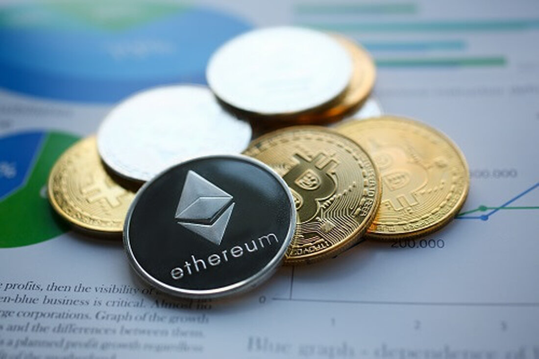 Die Aragon Association ist der Verwalter der Staatskasse und des Vermögens von Aragon (ANT). Token-Inhaber haben bis zum 2. November 2024 Zeit, ihre ANT-Token gegen Ether (ETH) einzulösen. Für die Rücknahmen wurden 86.343 ETH aus dem Finanzministerium eingesetzt, der Kurs liegt bei 0,0025376 ETH pro ANT. Aragon (ANT)-Inhaber müssen ihre Token in den nächsten zwölf Monaten gegen Ethereum (ETH) eintauschen, gab die Aragon Association, eine in der Schweiz ansässige gemeinnützige Organisation, die die Entwicklung des Projekts unterstützt, bekannt. Der Verein ist auch der rechtliche Verwalter der ANT-Schatzkammer und des Vermögens. Was passiert mit Aragon (ANT)? Die Aragon Association gab bekannt, …