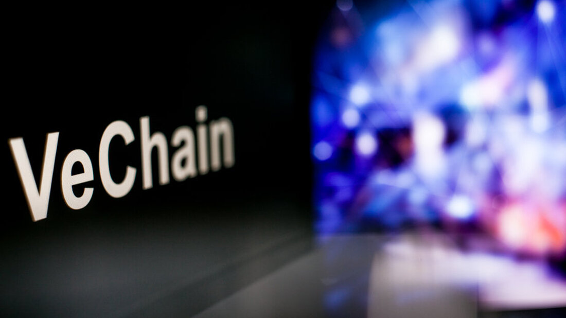 Der Preis von VeChain (VET) stieg um 10 %, als Bitcoin in die Höhe schoss und kurzzeitig über 52.000 US-Dollar lag. Die Gewinne kamen auch, als die L1-Smart-Contract-Plattform bekannt gab, dass Account Abstraction (AA) nun live ist. AA sorgt für nahtlose Interoperabilität und schaltet programmierbare Smart-Contract-Wallets frei. VeChain (VET), die L1-Smart-Contract-Plattform der Unternehmensklasse, hat eine wichtige Entwicklung in seinem Blockchain-Ökosystem angekündigt. Laut der Plattform ist Account Abstraction (AA) live auf VeChain. VeChain stellt Account Abstraction vor Durch die Live-Schaltung bringt AA programmierbare Smart-Contract-Wallets zu VeChain und stellt damit die Blockchain-Plattform an die Spitze der Gestaltung des nächsten Schritts bei der …