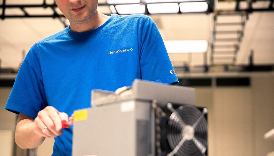 HC Wainwright bekräftigt CleanSpark Incs Top-Empfehlung für 2023. Warum das so ist, erklärte Analyst Mike Colonnese heute in einer Research Note. Die CleanSpark-Aktie ist in diesem Jahr bereits um mehr als 50 % gestiegen. Die Aktien von CleanSpark Inc (NASDAQ:CLSK) sind heute Morgen um fast 15 % gestiegen, nachdem ein Analyst von HC Wainwright den Bitcoin-Miner zu seiner Top-Wahl für 2023 ernannt hatte. Die CleanSpark-Aktie könnte sich von hier aus vervierfachen Am Dienstag bekräftigte Mike Colonnese seine Kaufempfehlung für das Kryptounternehmen und sagte, dass seine Aktien auf 12 $ steigen könnten – ein Aufwärtstrend von etwa 300 % von hier …