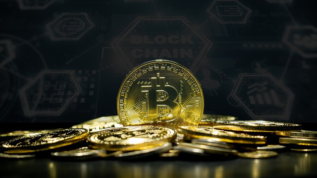 Laut der Bitcoin Treasury List haben derzeit 59 Länder, ETFs und Unternehmen Bitcoin in ihre Bilanz aufgenommen. Der Gesamtbestand beträgt 1.499.493 BTC im Wert von etwa 72 Milliarden US-Dollar zu aktuellen Preisen. Im August 2020 fügte Michael Saylors Microstrategy seiner Bilanz Bitcoin im Wert von 250 Millionen US-Dollar hinzu. Dies hat seitdem einen Trend ausgelöst, bei dem viele andere Unternehmen nachziehen. Bis Ende 2020 hatten 29 Unternehmen 1,1 Millionen BTC (53 Milliarden US-Dollar) hinzugefügt, was 5,48 Prozent des 21 Millionen Bitcoin-Angebots entspricht. Bis zum 1. März 2021 hatten 49 Unternehmen ihrer Bilanz insgesamt 1.350.073 BTC (65 Milliarden US-Dollar) hinzugefügt, was &hellip;