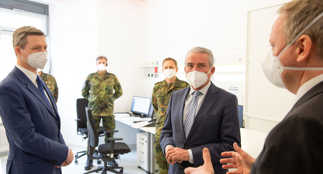 Die Soldaten der Bundeswehr leisten einen wichtigen Beitrag zur Bekämpfung von Pandemien in Baden-Württemberg, auch bei der Ortung von Kontaktpersonen. Aufgrund der sinkenden Fallzahlen haben einige Stadt- und Landkreise die Förderanträge inzwischen auslaufen lassen. „Seit dem vergangenen November ist es uns gelungen, durch harte Maßnahmen, bemerkenswerte Disziplin und eine inzwischen mit ausreichend Material versehene Impfstrategie die Inzidenzzahlen in Baden-Württemberg auf ein Niveau zu senken, das zu mehr Normalität für alle Bürgerinnen und Bürger geführt hat. Diese positive Entwicklung ist allen Bürgerinnen und Bürgern zu verdanken, die sich in ihrem Alltag an die Regeln gehalten und gegen das gefährliche Virus geimpft …
