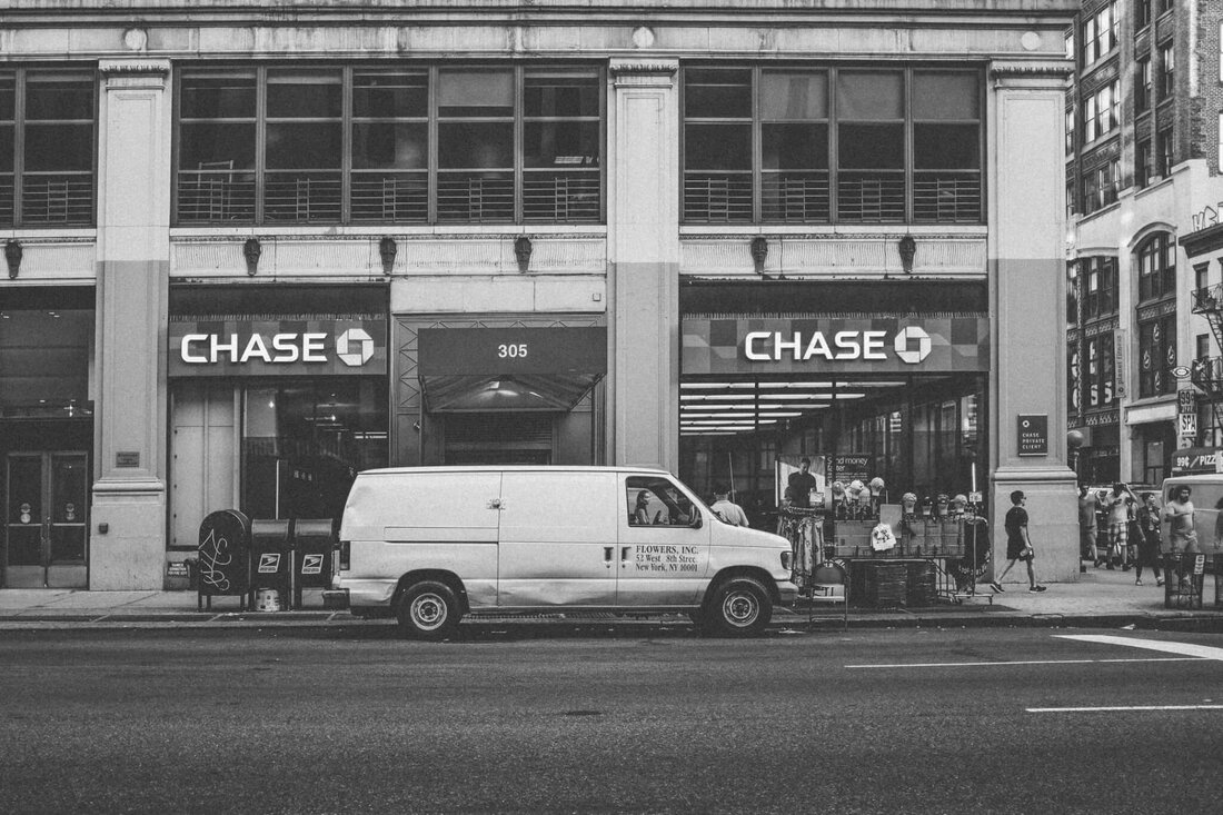 Die Chase Bank wird ab dem 16. Oktober damit beginnen, Krypto-Zahlungen in Großbritannien zu blockieren. Die Privatkundenbank gibt an, dass das Verbot mit einer Zunahme von Kryptobetrug zusammenhängt. Die Chase Bank hat in Großbritannien eine aktive Nutzerbasis von weit über 1,0 Millionen Chase Bank – eine Tochtergesellschaft von JPMorgan – hat beschlossen, kryptobezogene Transaktionen im Vereinigten Königreich zu verbieten. Warum verbietet die Chase Bank Kryptotransaktionen? Zahlungen über ausgehende Banküberweisungen oder die Debitkarte, bei denen der Verdacht besteht, dass sie in irgendeiner Weise mit Kryptowährungen verknüpft sind, werden ab dem 16. Oktober gesperrtThteilte die Bank ihren Kunden heute in einer E-Mail …