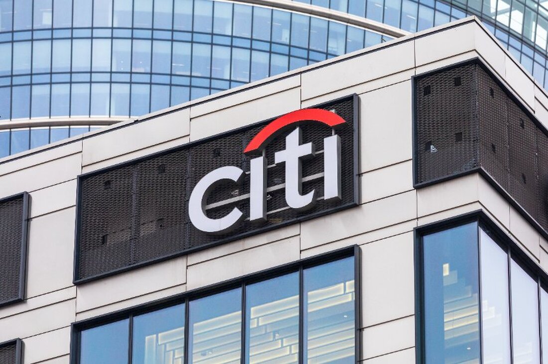 Citi Bank, Wellington Management und WisdomTree untersuchen die Private-Equity-Tokenisierung auf Avalanche. Der Proof of Concept zeigt das Potenzial für verbesserte Automatisierung, Compliance und Kontrolle. Durch die Zusammenarbeit mit DTCC Digital Assets werden Interoperabilität und nahtlose Integration bewertet. Die Citi Bank hat sich in Zusammenarbeit mit Wellington Management und WisdomTree an die Erforschung der Tokenisierung von Private-Equity-Fonds mithilfe der Avalanche-Blockchain-Plattform gewagt. Diese innovative Initiative zielt darauf ab, die Kapitalmärkte zu revolutionieren, indem sie die Blockchain-Technologie nutzt, um die betriebliche Effizienz zu steigern und neue Betriebsmodelle zu erkunden. Avalanche Spruce-Subnetz Der von Citi Bank, Wellington Management und WisdomTree durchgeführte Proof of Concept …