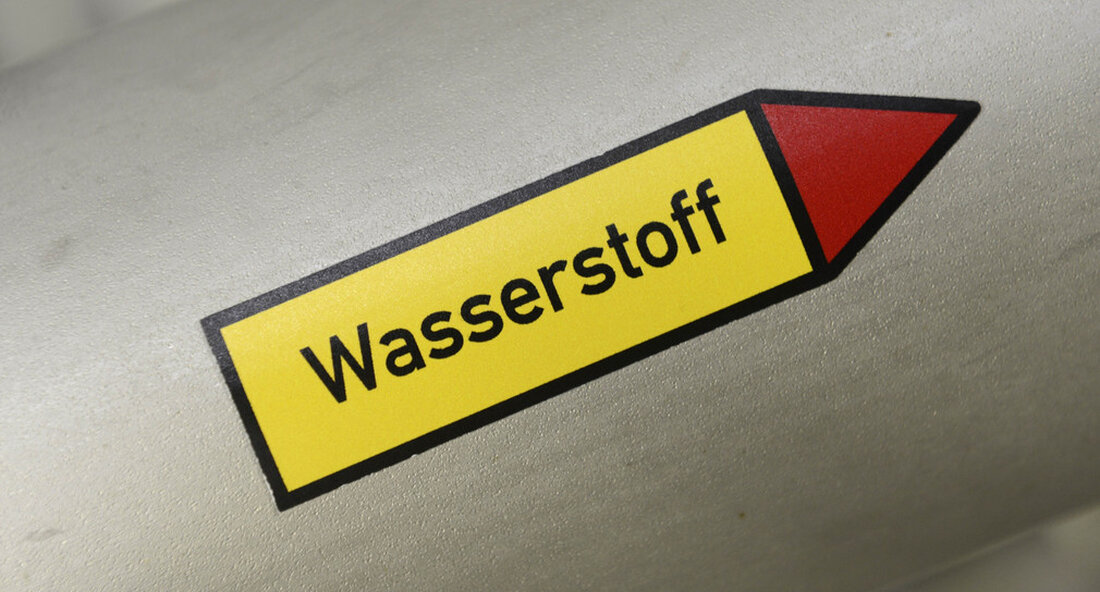 Die Bundesregierung hat die Liste der Wasserstoffprojekte veröffentlicht, die von der Europäischen Union im Rahmen einer IPCEI gefördert werden. Dazu gehören verschiedene Projekte von Unternehmen aus Baden-Württemberg. Dies bestätigt, dass Baden-Württemberg bei der Entwicklung von Wasserstoff- und Brennstoffzellentechnologien führend ist. Die Bundesregierung hat die Auswahlliste der Wasserstoffprojekte (PDF) in Deutschland veröffentlicht, die von der Europäischen Union im Rahmen eines „wichtigen Projekts von gemeinsamem europäischem Interesse“ (IPCEI) finanziert werden sollen. Auch wichtige Projekte von Unternehmen aus Baden-Württemberg kamen ins Spiel. Umweltminister Thekla Walker freute sich über die äußerst erfolgreiche Auszeichnung für Baden-Württemberg: „Dies ist ein weiterer wichtiger Schritt in Richtung Entwicklung …