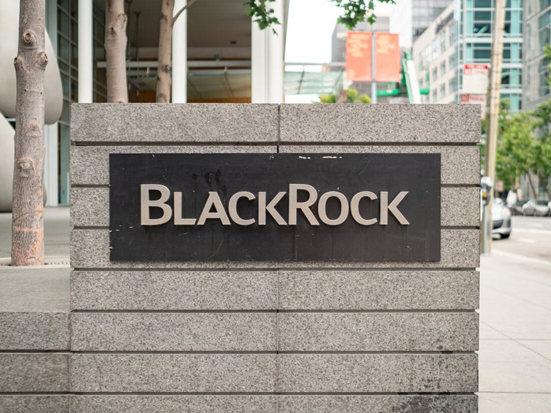 Wichtige Erkenntnisse Die Bitcoin- und Ether-ETFs von BlackRock verwalten Vermögenswerte im Wert von über 21 Milliarden US-Dollar und übertreffen damit den langjährigen Marktführer Grayscale. Bitcoin Dogs soll am Mittwoch an drei großen Börsen notiert werden, nachdem es im Vorverkauf über 13 Millionen Dollar eingenommen hat. BlackRock wird zum König der Krypto-ETFs BlackRock, die größte Vermögensverwaltungsfirma der Welt, ist auch zum Marktführer im Bereich der digitalen Vermögenswerte geworden. Laut dem Blockchain-Informationsunternehmen Arkham haben die börsengehandelten Fonds für digitale Vermögenswerte von BlackRock die von Grayscale angebotenen in Bezug auf die verwalteten Vermögenswerte übertroffen. Die IBIT (Spot Bitcoin) und ETHA (Spot Ethereum) des …
