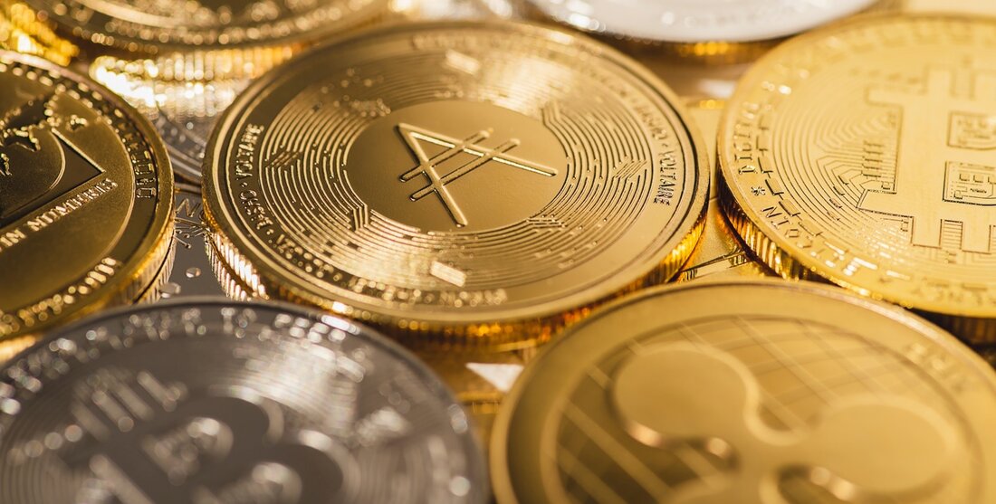 Die Ethereum-Community hat Cardanos ADA und Bitcoin als die beiden besten Ethereum-Alternativen zur Wertspeicherung und Ermöglichung von Transaktionen bezeichnet Im Moment läuft Umfragen, fragte Vitalik Buterin seine 3,1 Millionen große Twitter-Follower, welche unter einer aufgelisteten Anzahl von Token die beste Alternative in einer hypothetischen Zukunft ohne Ethereum wäre. „Umfrage für die Ethereum-Community. Sie wachen im Jahr 2035 auf, und 80 % aller Transaktionen + Ersparnisse in der Welt erfolgen in einer Währung, die nicht ETH ist. Welche wäre es Ihnen lieber?“ das twittern lesen. Die erste Umfrage, die Bitcoin (BTC), Cardano (ADA), Solana (SOL) und den US-Dollar umfasst, hat bisher …