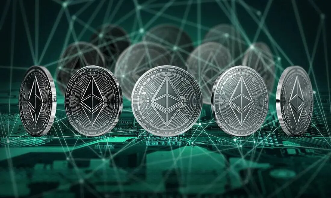 Quelle: Wit Olszweski – Shutterstock Der Ethereum ETF wird in Kürze an der brasilianischen Börse B3 unter dem Ticker QETH11 notiert. Ethereum ETF ist der zweite CVM-zugelassene Krypto-ETF in Brasilien, wobei der Bitcoin-ETF im März abgesegnet wurde. Die brasilianische Wertpapier- und Börsenkommission (CVM) hat den allerersten börsengehandelten Ethereum-Fonds (ETF) in Lateinamerika zugelassen. Die neue Anlageklasse, die die Performance des zweitgrößten Kryptogiganten abbildet, wird von QR Asset Management verwaltet. Letzterer ist der größte Vermögensverwalter für Kryptowährungen mit Sitz in Lateinamerika. Der Ethereum ETF wird in Kürze an der nationalen Börse B3 unter dem Ticker QETH11 notiert. Darüber hinaus wird der Vermögenswert …
