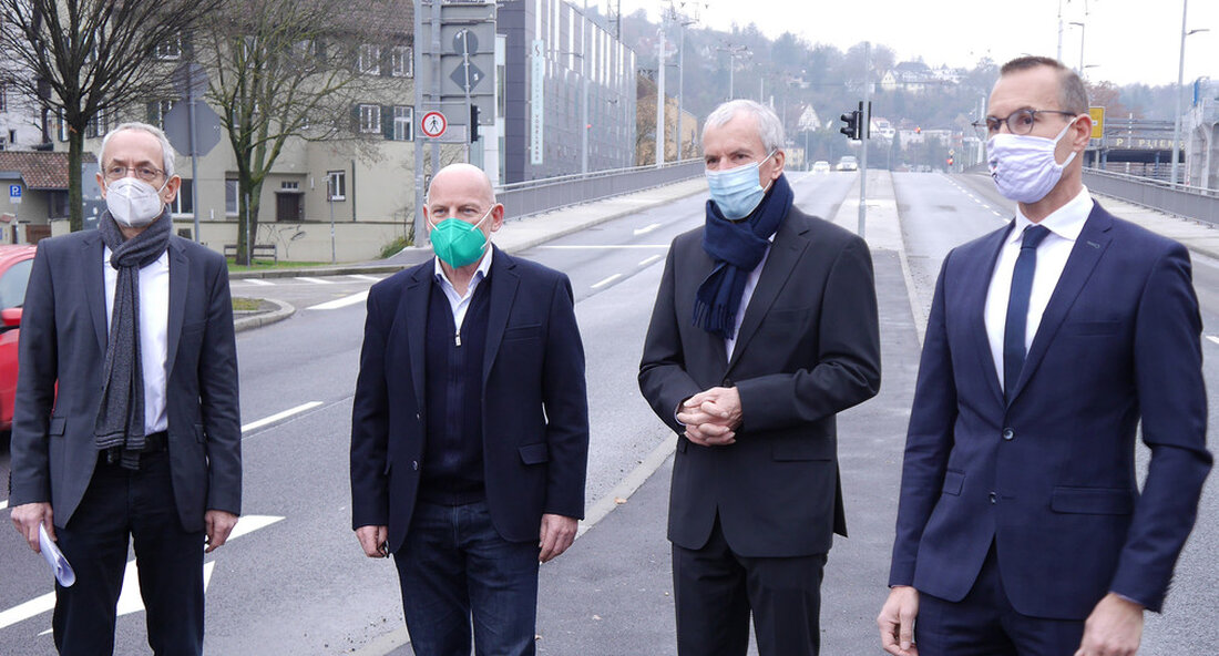 Verkehrsminister Winfried Hermann besuchte die renovierte Vogelsangbrücke in Esslingen. Der Staat unterstützte die Renovierung der wichtigen Verkehrsachse mit 5,9 Millionen Euro aus dem „Programm zur Renovierung kommunaler Brücken“. Die Stadt Esslingen hat einen weiteren großen Schritt in Richtung der Instandhaltung ihrer Neckarbrücken getan. Nach zweijähriger Bauzeit ist die Vogelsang-Brücke, die zweite von insgesamt fünf zu reparierenden und zu modernisierenden Brücken, nun planmäßig fertiggestellt. Aufgrund des hohen Verkehrsaufkommens werden diese nacheinander angegangen, damit während der Bauarbeiten effiziente Umgehungsstraßen erhalten bleiben. Die Renovierung der Vogelsang-Brücke kostete rund 19,4 Millionen Euro und 5,9 Millionen Euro vom Staat über die „Kommunales Brückenrenovierungsprogramm“ wird gefördert. …