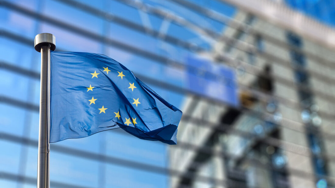 Die EZB drängt angesichts des Aufstiegs von Stablecoins auf einen digitalen Euro. Präsident Donald Trump hat kürzlich eine Durchführungsverordnung zu US-Dollar-gestützten Stablecoins unterzeichnet. Der digitale Euro ist ein strategischer Schritt zur Rationalisierung von Transaktionen innerhalb der Eurozone. In einem bedeutsamen Schritt in Richtung Digitalisierung hat die Europäische Zentralbank (EZB) ihr Engagement für die Einführung eines digitalen Euro bekräftigt, was zum Teil durch eine kürzlich erlassene Durchführungsverordnung des neu ins Amt ernannten US-Präsidenten Donald Trump zu Stablecoins vorangetrieben wurde. Der Vorstoß der EZB spiegelt eine umfassendere Strategie wider, sich an die sich entwickelnde Landschaft des digitalen Finanzwesens anzupassen und gleichzeitig die …