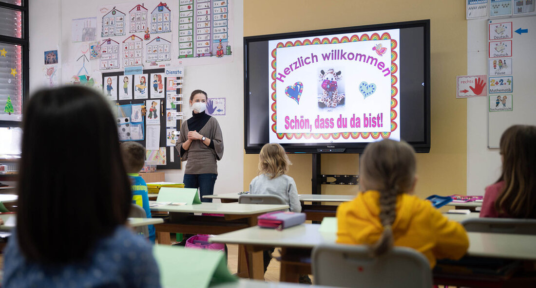 Für Grundschulen in Baden-Württemberg stehen rund 100 Millionen Euro zur Verfügung, um die Infrastruktur für ganztägige Angebote zu erweitern. Von nun an können öffentliche und private Sponsoren diese Mittel aus dem Investitionsprogramm beantragen, um den Ausbau der Infrastruktur der Ganztagsbetreuung zu beschleunigen. Um die Infrastruktur in der Ganztagsbetreuung für Kinder im Grundschulalter qualitativ und quantitativ auszubauen, stellt die Bundesregierung den Bundesländern Investmentfonds in Höhe von bis zu 3,5 Milliarden Euro zur Verfügung. In einem ersten Schritt gewährt die Bundesregierung den Bundesländern eine Finanzhilfe in Höhe von 750 Millionen Euro, von denen rund 97,6 Millionen Euro nach Baden-Württemberg gehen. Die entsprechenden …