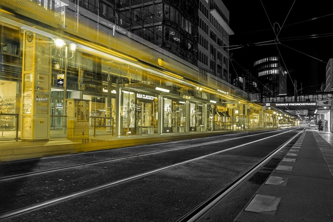 Die Friedrichstraße in Berlin-Mitte, zwischen der Leipziger und der Französischen Straße gelegen, war lange Zeit ein beliebter Treffpunkt für Fußgänger, Radfahrer und andere Verkehrsteilnehmer. Im Zuge der Verkehrswende wurde der mittlere Abschnitt der Straße jedoch für den Autoverkehr gesperrt und für Fußgänger geöffnet. Doch nun hat sich die Situation geändert: Die Friedrichstraße wurde kurzfristig wieder für Autos freigegeben und bietet somit die längste kostenlose Parkmeile im Bezirk Mitte. Das Parken ist in den benachbarten Parkzonen 1, 2 und 15 von Montag bis Freitag von 9 bis 22 Uhr kostenpflichtig und kostet dort ganze vier Euro pro Stunde. Auf dem mittleren …