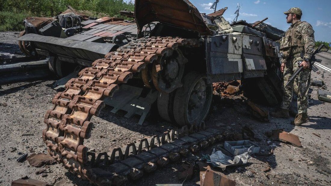 Die jüngsten Erfolge der ukrainischen Truppen an der Südfront könnten den Weg dafür ebnen, die Russen auf die annektierte Halbinsel Krim zurückzudrängen, sagte Außenminister Dmytro Kuleba. Er sagte, dies sei möglich geworden, nachdem Kiew das „strategisch wichtige“ Dorf Robotyne in der Region Saporischschja befreit habe. Nach Angaben des russischen Militärs halten seine Streitkräfte das Dorf immer noch fest. Die Ukraine will den Landkorridor zur Krim kappen, den Russland 2014 erobert hatte. Dadurch würde Kiew das von Russland besetzte Land in der Südukraine in zwei Teile teilen, was Moskaus Nachschublinien komplizierter machen würde. Die jüngsten Behauptungen sowohl der Ukraine als auch …