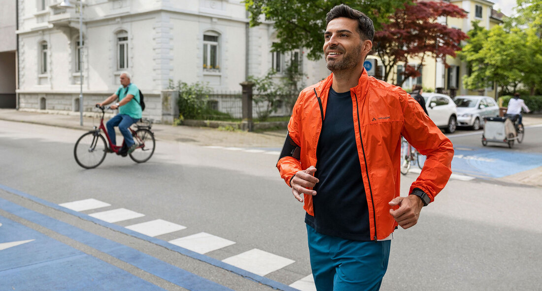Die Gneisenaubrücke schafft eine wichtige Verbindung für Radfahrerinnen und Radfahrer in Heidelberg. Mit einer Förderung von rund 13,75 Millionen Euro durch das Land Baden-Württemberg wird der Bau der Brücke finanziell unterstützt. Die Gesamtkosten belaufen sich auf etwa 19 Millionen Euro. Die Brücke, die voraussichtlich im Frühjahr 2025 fertiggestellt wird, verbindet die Stadtteile Bahnstadt und Bergheim und bietet eine direkte, autofreie Verbindung für Fußgänger und Radfahrer. Sie ist ein wichtiger Bestandteil des städtischen Radwegenetzes und auch im Landesradwegenetz RadNETZ BW verankert. Die Staatssekretärin Elke Zimmer lobte das Projekt als Vorzeigeprojekt für nachhaltige Mobilität in Baden-Württemberg. Die breite Brücke mit separaten Wegen …
