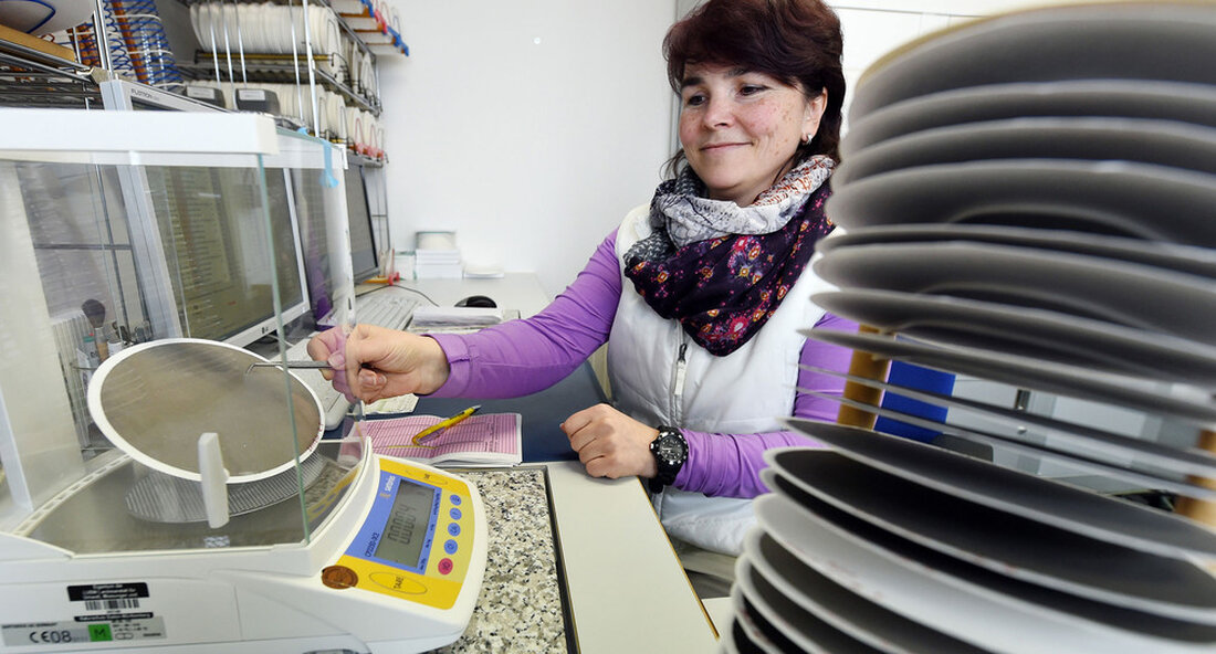 Die Luft in Baden-Württemberg hat sich in den letzten Jahren verbessert. Die Werte für Feinstaub und Stickoxide haben sich erheblich verbessert. „Wir haben das Leben in Baden-Württemberg gesünder gemacht – zumindest was die Luft betrifft, die wir atmen. Das Engagement für mehr Gesundheitsschutz war für mich viele Konflikte wert “, fasste der Verkehrsminister zusammen Winfried Hermann das Gleichgewicht der Luftreinhaltung in den letzten Jahren. Prof. Dr. Dr. Wichmann, Direktor i. R. vom Institut für Epidemiologie am Helmholtz-Zentrum in München erklärte, warum die Gesundheit vieler Menschen in Baden-Württemberg davon profitiert: „Zwischen 2010 und 2019 hat sich die Stickstoffdioxidbelastung in der städtischen …