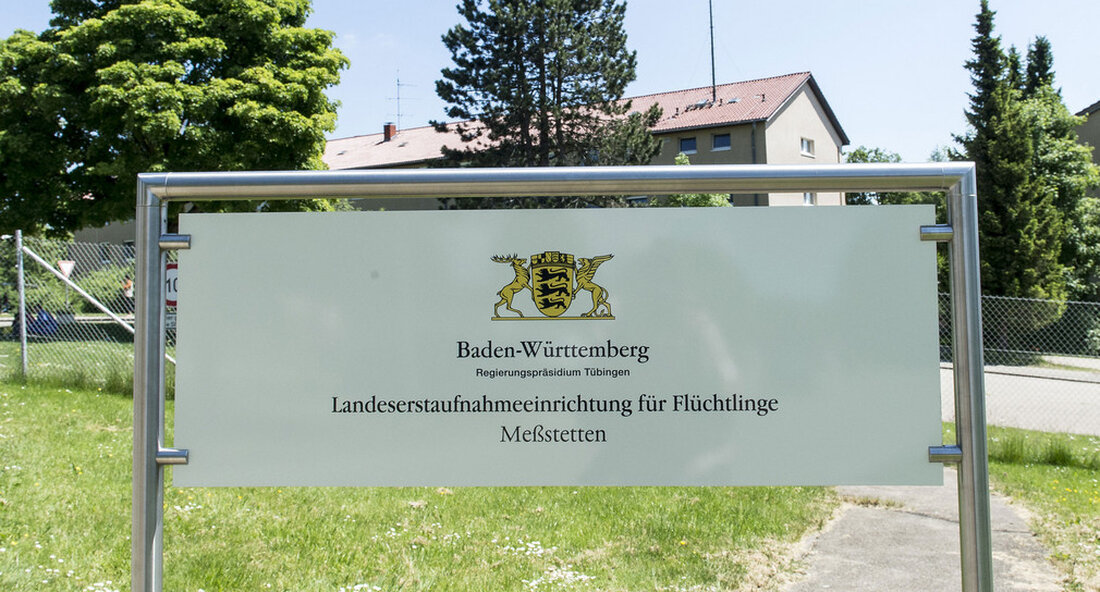 Aufgrund der mittlerweile geringeren Einreisezahlen in die Landeserstaufnahmeeinrichtungen, der derzeit stabileren Situation in Belarus und der erfolgreichen Expansion an weiteren Standorten ist die Reaktivierung der ehemaligen Landeserstaufnahmeeinrichtung in Meßstetten derzeit nicht erforderlich. Eine mögliche Reaktivierung der ehemaligen Landeserstaufnahmeeinrichtung in Meßstetten muss derzeit nicht weiter verfolgt werden. Das hat der Justiz- und Migrationsminister Marion Gentges Vertretern der Stadt und des Zollernalbkreises in persönlichen Gesprächen mitgeteilt. Aufgrund des deutlichen Anstiegs der Einreisezahlen in die Erstaufnahmeeinrichtungen des Landes im zweiten Halbjahr 2021, die pandemiebedingt nur eingeschränkt besetzt werden können, und der zum jetzigen Zeitpunkt akuten und dynamischen Situation in Belarus Das Ministerium für …