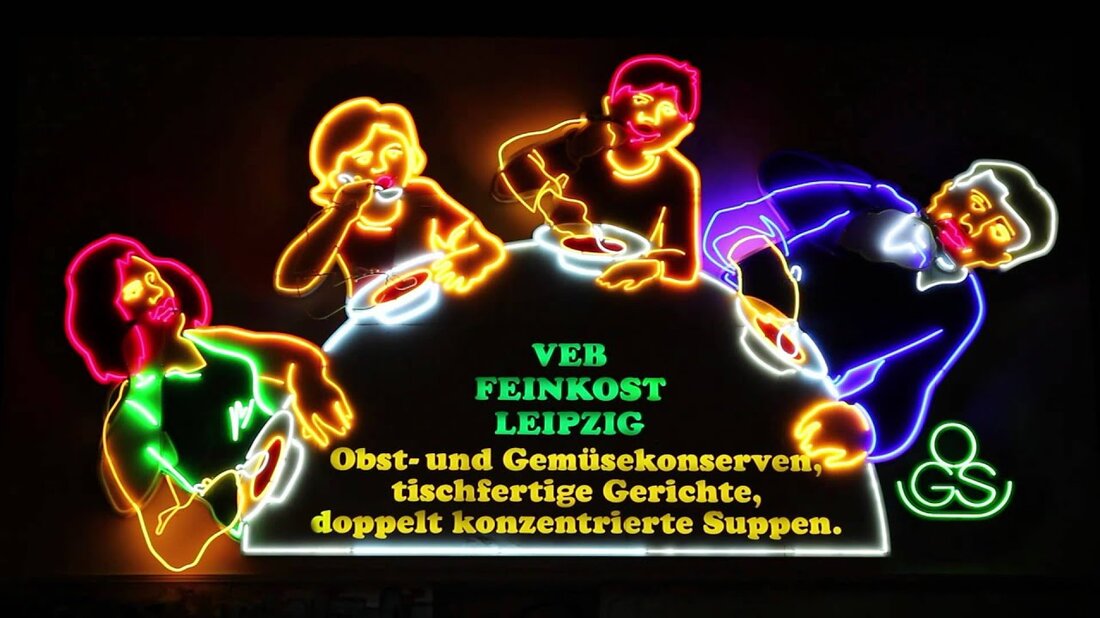 Ich glaube nicht, dass es in Leipzig jemanden gibt, der sie nicht kennt: die Löffelfamilie. Für alle anderen: Es ist eine große Leuchtreklame an der Feinkostgelände / Karl-Liebknechtstraße, 1973 erbaut und seit 1993 ein Kulturdenkmal. Ich weiß es nur tagsüber, weil es abends so lange dunkel blieb, wie ich mich erinnern kann . Vor einigen Wochen wurde es dann entfernt, restauriert und feierlich eingeschaltet. Trotzdem bleibt es die meiste Zeit dunkel und leuchtet nur täglich von 18.30 bis 20.00 Uhr auf – weil Strom teuer ist. Deshalb: Canon 60D verpackt + Stativ, … und machte einen kleinen Abendspaziergang: Mindestens ein …
