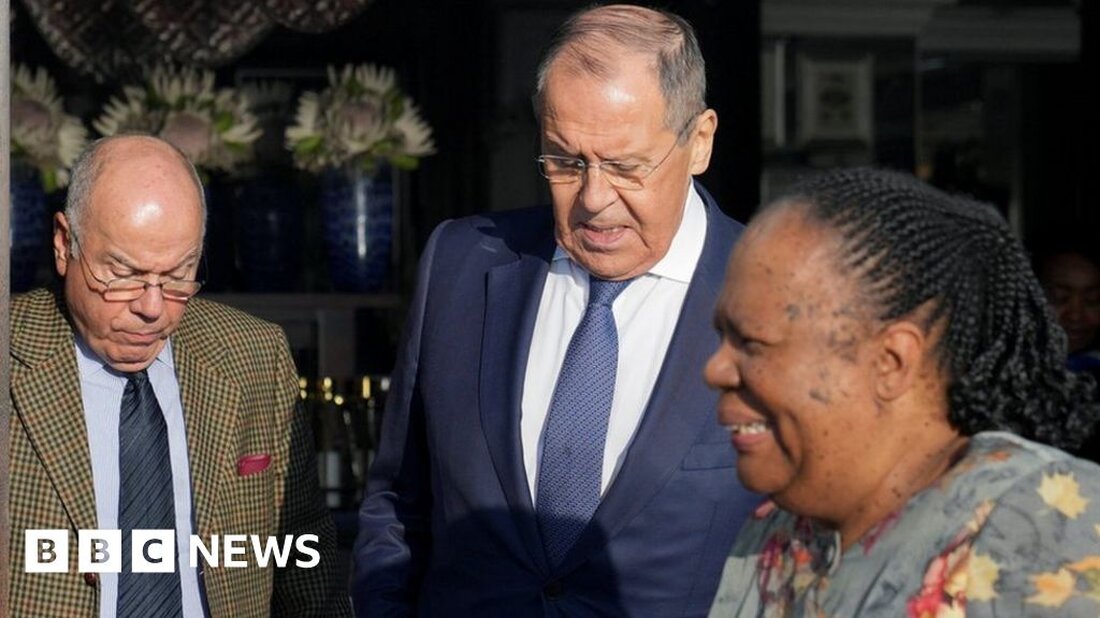 Ein Treffen der Außenminister der Brics-Staaten in Südafrika hat eine Neuausrichtung der Weltordnung weg von den westlichen Nationen gefordert. Die südafrikanische Außenministerin Naledi Pandor sagte, die Vision der Gruppe bestehe darin, in einer von geopolitischen Spannungen, Ungleichheit und globaler Unsicherheit zerrissenen Welt eine globale Führungsrolle zu übernehmen. Brics ist eine Abkürzung für Brasilien, Russland, Indien, China und Südafrika. Vorwürfe über russische Kriegsverbrechen in der Ukraine haben die Gespräche getrübt. Der Internationale Strafgerichtshof (IStGH) hat wegen der Vorwürfe einen Haftbefehl gegen den russischen Präsidenten Wladimir Putin erlassen. Als Mitglied des Gerichts wäre Südafrika verpflichtet, ihn zu verhaften, wenn er an einem …