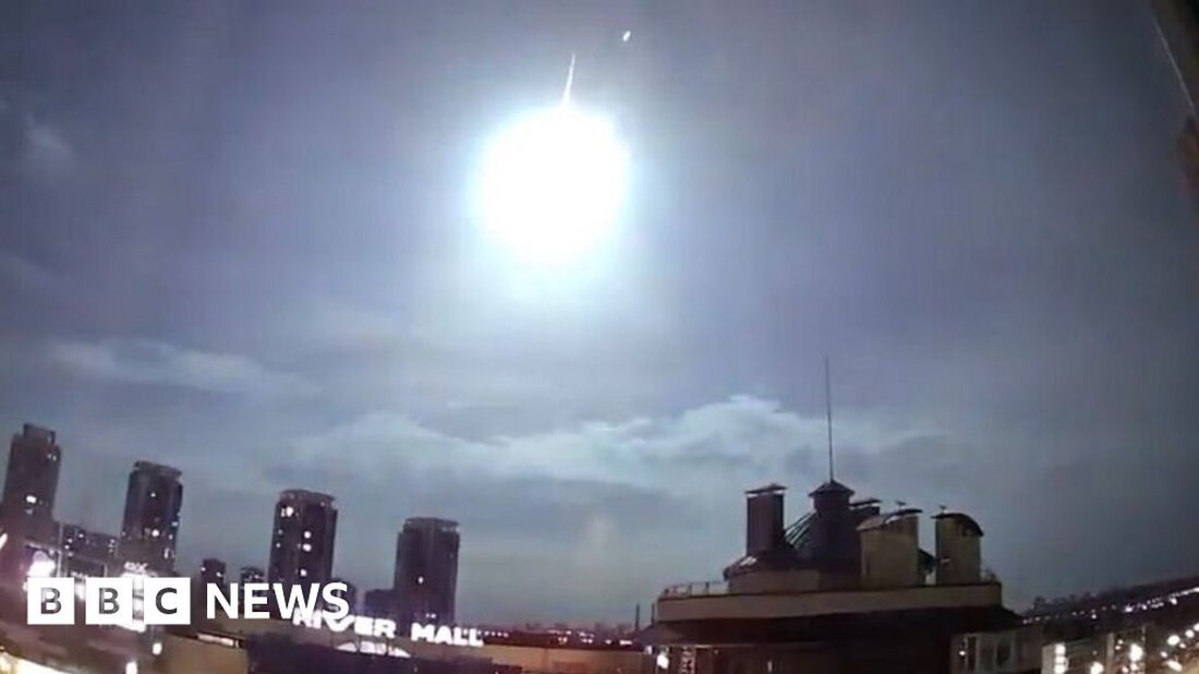 Ein mysteriöser Blitz, der den Himmel über der ukrainischen Hauptstadt Kiew erhellte, löste viele Spekulationen aus. Beamte in Kiew sagten, sie vermuteten, dass es sich um einen Nasa-Satelliten handelte, der auf die Erde fiel, aber die US-Raumfahrtbehörde teilte der BBC mit, dass er sich noch im Orbit befinde. Die ukrainische Luftwaffe vermutete, dass es sich bei dem Blitz um einen Meteoriten gehandelt haben könnte. Was auch immer es war, die Luftwaffe schien zuversichtlich, dass es nicht durch einen russischen Luftangriff verursacht worden war – ein Ereignis, das seit der Invasion im letzten Jahr nur allzu vertraut war. Das helle Leuchten …