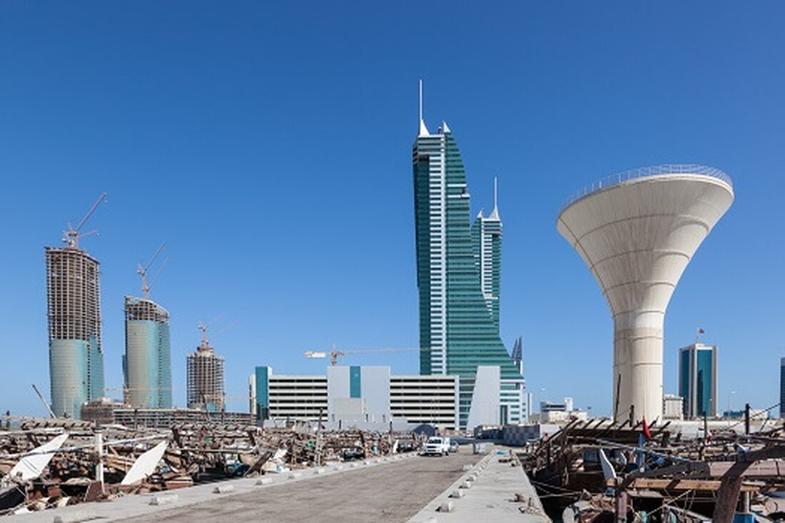 Die Nationalbank von Bahrain lanciert den ersten Bitcoin-Investmentfonds des GCC. Der Fonds bietet akkreditierten Anlegern die Möglichkeit, Bitcoin als Kapitalschutzoption zu nutzen. Bei den Bitcoin-Beständen liegt Bahrain weltweit an fünfter Stelle, was seine kryptofreundliche Haltung unterstreicht. Die National Bank of Bahrain (NBB) hat mit der Einführung eines bahnbrechenden Investmentfonds Schlagzeilen gemacht, der akkreditierten Anlegern Zugang zu Bitcoin verschaffen soll. Diese Initiative markiert die erste mit Bitcoin verbundene strukturierte Investition in der Region des Golfkooperationsrats (GCC), zu der Länder wie Kuwait, Oman, Katar, Saudi-Arabien und die Vereinigten Arabischen Emirate gehören. National Bank of Bahrain arbeitet mit APR Digital zusammen In Zusammenarbeit …