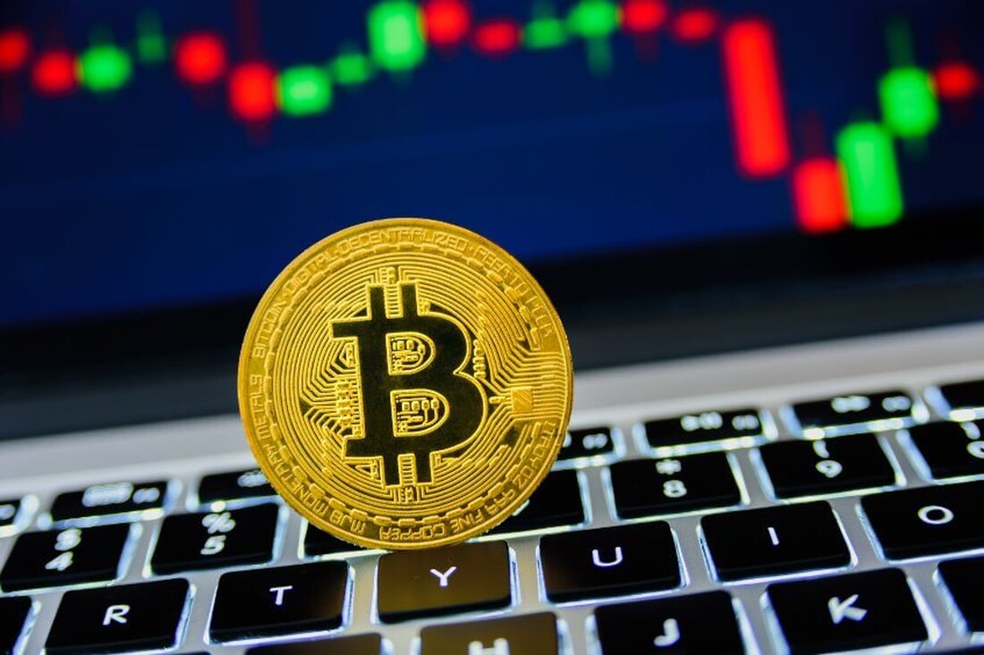 Die Token Render, Akash Network und The Graph stiegen am Freitag, und auch TON und FRIEND stiegen stark an. Bitcoin schwankte zwischen 63.000 und 61.000 US-Dollar, mit einem starken Rückgang in den frühen Morgenstunden während der US-Handelssitzung. Die Token Render (RNDR) und The Graph (GRT) gehören zu den Altcoins mit bemerkenswerten Zuwächsen in den letzten 24 Stunden. Sie schlossen sich am Freitag dem Höhenflug anderer Altcoins wie Toncoin, Friend.tech und Akash Network an, als der Preis von Bitcoin (BTC) unter 62.000 US-Dollar fiel. Der BTC-Preis fiel zum Zeitpunkt des Schreibens um 1,3 % auf rund 61.131 US-Dollar und fiel damit …