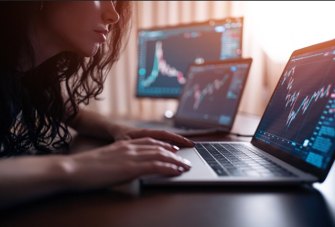 Bitcoin (BTC) und Ethereum (ETH) haben in den letzten 24 Stunden über 4,50 % Verluste verzeichnet Viele Altcoins haben auch rote Kerzen gezeichnet, da Händler in eine Bullenfalle geraten sind Die Mehrheit der Top-Krypto-Assets handelt am Freitagmorgen im Minus. Die Korrektur hat einen Bruchteil der Gewinne zunichte gemacht, die Krypto-Assets seit dem späten Montag verschlungen haben. Marktdaten von CoinGecko zeigt, dass Bitcoin in den letzten 24 Stunden etwa 4,50 % verloren hat. Der führende Altcoin Ethereum verzeichnete zum Zeitpunkt des Verfassens dieses Artikels mit 6,25 % einen noch größeren Rückgang. Andere Alts sind ebenfalls down Solana hat den größten Schlag …