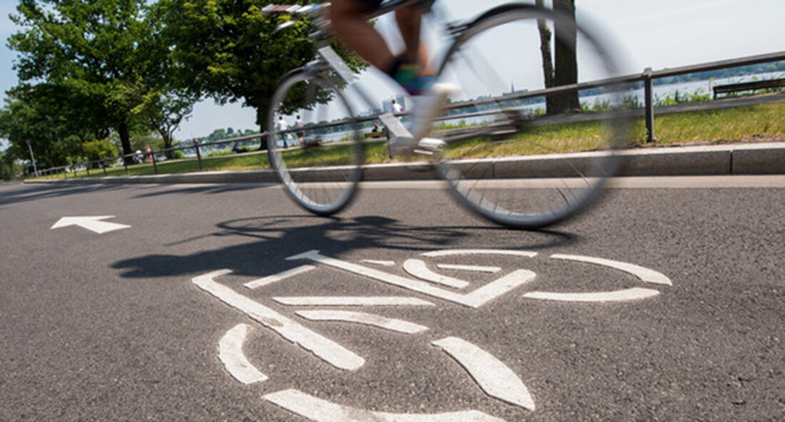 Unter der Bundesstraße 27 entsteht zwischen Walheim und Besigheim im Kreis Ludwigsburg eine Radwegunterführung. Es wurde ein guter Kompromiss für die Stadt Besigheim und die Gemeinde Walheim gefunden. Die Radwegunterführung unter der Bundesstraße B 27 zwischen Walheim und Besigheim kann nun zusammen mit dem Neubau der Straßenbrücke realisiert werden. Möglich wird dies durch Neuentwicklungen im Zuge der laufende Bauarbeiten zum Ersatz der Enzbrücke. Bezirkspräsident Wolfgang Reimer sagte: „Ich freue mich sehr, dass die sich hier bietende Chance pragmatisch genutzt werden kann. Die von den Walheimer und Besigheimer Bürgern so begehrte Unterführung kann nun zügig gebaut werden. Die Planung für die …