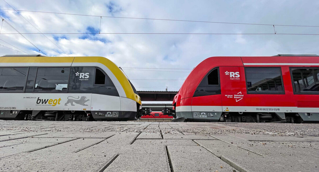 Die Regio S-Bahn Donau-Iller schreitet voran: Neue Haltestellen, Ausbauabschnitte und Elektrifizierungen stehen in den nächsten Jahren an. In einer Lenkungskreis-Sitzung unter der Leitung der Verkehrsminister von Baden-Württemberg und Bayern wurden die nächsten Schritte des Gesamtprojekts vorgestellt. Die positive Entwicklung des Projekts wurde durch die Nutzen-Kosten-Untersuchung bestätigt, welche die hohe Zahl zukünftiger Fahrgäste und den volkswirtschaftlichen Nutzen hervorhob. Die beiden Verkehrsminister betonten die Wichtigkeit des Ausbaus für die Region und die Fahrgäste. Die geplante Elektrifizierung der Brenzbahn zwischen Ulm, Heidenheim und Aalen ist ein weiterer Schritt in Richtung Verbesserung des Schienenpersonennahverkehrs. Die positive Nutzen-Kosten-Untersuchung und die Ko-Finanzierung von Bayern und Baden-Württemberg &hellip;