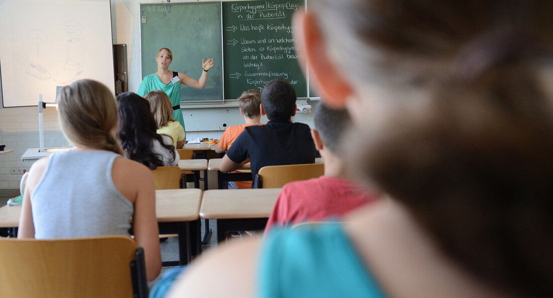 Die erste große Runde von Stellenanzeigen für Schulen in ländlichen Gebieten und für Regionen mit besonderen Bedürfnissen hat begonnen. Mehr als 2.000 Stellen werden für alle Arten von Schulen und Lehrstellen ausgeschrieben. Wie üblich beginnt das Kulturministerium frühzeitig mit der Einstellung von Lehrern für das kommende Schuljahr. Die erste große Runde von Stellenanzeigen für Schulen in ländlichen Gebieten und für Regionen mit besonderen Bedürfnissen hat heute begonnen. Mehr als 2.000 Stellen werden online für alle Arten von Schulen und Lehrstellen ausgeschrieben. Das sind weitere 300 mehr als im vorangegangenen Schuljahr. Nach der Registrierung am Lehrer online angehende Lehrkräfte können sich …