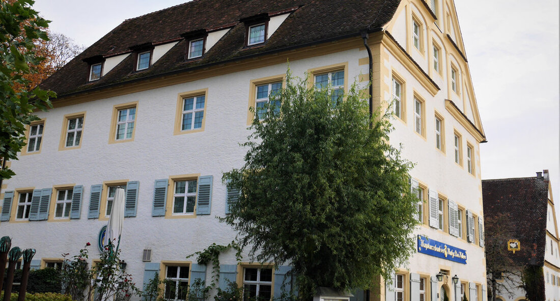 Der Markgrafische Badische Gasthof Schwanen im Schloss und ehemaligen Klosterkomplex von Salem wird derzeit renoviert. Das Finanzministerium hat hierfür die Baugenehmigung erteilt. „Das Schwanen Inn in Salem ist ein Juwel. Es ist Teil des vielfältigen historischen Erbes, das das Land bewahrt und pflegt. Mit der Renovierung und Modernisierung stellen wir sicher, dass auch zukünftige Generationen das historische Gebäude erleben können. Wir machen ihn fit für die Zukunft “, sagte Finanzminister Edith Sitzmann. Der Markgrafische Badische Gasthof Schwanen wurde zwischen 1684 und 1689 im Auftrag des Klosters Salem direkt vor dem Klosterviertel errichtet. Vor rund 25 Jahren ließ die Grabverwaltung es …