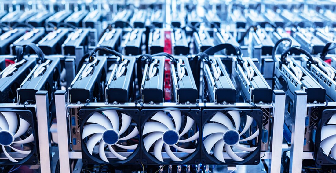 Die zentralen Thesen Der Schwierigkeitsgrad des Bitcoin-Minings hat zum ersten Mal überhaupt die 50-Billionen-Hash-Marke überschritten Ein höherer Schwierigkeitsgrad bedeutet mehr Wettbewerb und weniger Gewinn für die Miner, aber auch mehr Sicherheit für das Bitcoin-Netzwerk Eine höhere Mining-Schwierigkeit bedeutet, dass für den Bitcoin-Mining ein höherer Energieaufwand erforderlich ist, was wiederum höhere Kosten für die Miner bedeutet Bergbauaktien haben sich im letzten Jahr deutlich schlechter entwickelt als Bitcoin Es war noch nie so schwierig, Bitcoin abzubauen. Buchstäblich. Der Schwierigkeitsgrad beim Bitcoin-Mining nimmt unaufhörlich zu und hat letzte Woche zum ersten Mal die 50-Billionen-Hash-Marke überschritten. Was ist der Schwierigkeitsgrad beim Bitcoin-Mining? Ohne die …