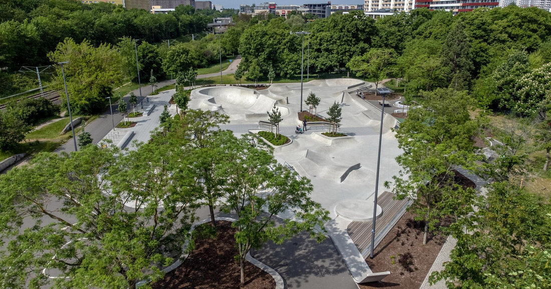 Skateanlage Parkallee mit Architekturpreis 2023 ausgezeichnet Die Stadt Leipzig vergibt den Architekturpreis zur Förderung der Baukultur 2023. Baubürgermeister Thomas Dienberg und Reiner Nagel, Vorstandsvorsitzender der Bundesstiftung für Baukultur, haben drei Hauptpreise und vier lobende Erwähnungen überreicht, die von einer unabhängigen Jury aus 29 eingereichten Beiträgen ausgewählt wurden. Die Skateanlage Parkallee in Leipzig Grünau gehört zu den undotierten Auszeichnungen. Baubürgermeister Thomas Dienberg zeigt sich erfreut über die Bestätigung der externen Jury, dass Leipzig als Bauherrin ihrer Vorbildrolle gerecht wird. Der Architekturpreis würdigt herausragende, zeitgenössische Architektur, die in den Jahren 2020 bis 2023 im Stadtgebiet fertiggestellt wurde. Dieses Jahr wurde der Preis …