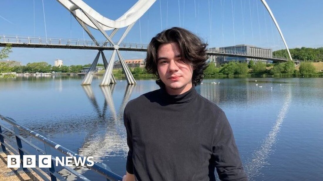 Ein jugendlicher Flüchtling hat den Krieg in der Ukraine als Inspiration für ein Theaterstück genutzt, das für die Aufführung im Nationaltheater in die engere Wahl kam. Alan Tarkil, der zuvor in einem der beliebtesten Fernsehdramen der Ukraine mitwirkte, zog nach der russischen Invasion mit seiner Familie nach Teesside. Ein Drehbuch des 18-Jährigen, der an einer örtlichen Hochschule Schauspiel studiert, wurde kürzlich im Rahmen eines Wettbewerbs zur Förderung junger Autoren ausgewählt. Er bezeichnet es als „eine große Ehre“. Sein Drehbuch wurde aus mehr als 450 Einsendungen für den New Views-Wettbewerb des National Theatre ausgewählt, an dem 14- bis 19-Jährige teilnehmen können. …